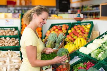 hausfrau an der gemüsetheke