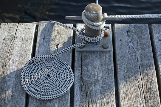 Aufgerollte Seil auf einem Bootssteg