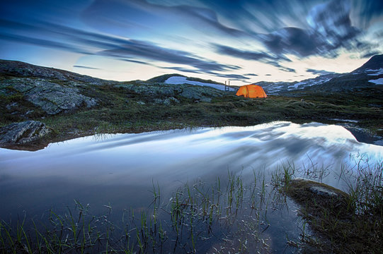 Camping in Norwegen bei Nacht