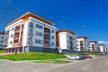 Obraz premium Ulica z nowymi mieszkaniami w Polsce