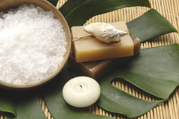Fototapeta na wymiar miskę sól do kąpieli z świec i mydła na mata bambusowa ładny