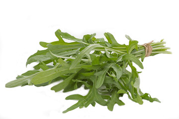 Ein Bund Rucola auf weißem Hintergrund