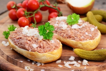 Brötchen mit Mettwurst