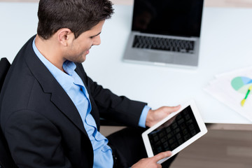 geschäftsmann mit tablet und notebook am arbeitsplatz