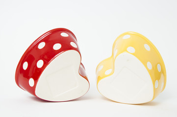 Cuencos con forma de corazón sobre fondo blanco