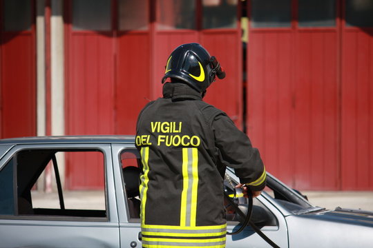 Firefighters freed a wounded trapped in car after a traffic acci