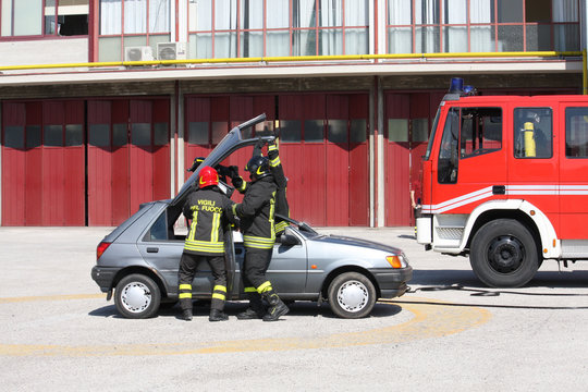 Firefighters freed a wounded trapped in car after a traffic acci