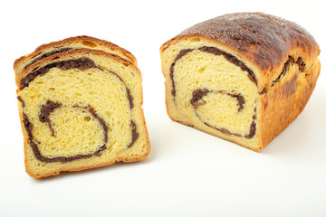 pan di spagna ripeno di cioccolato e noci