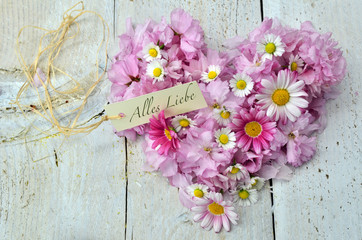 Alles Liebe: Romantisches Herz aus Blüten