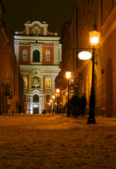 Barokowa fasada fary nocą w Poznaniu