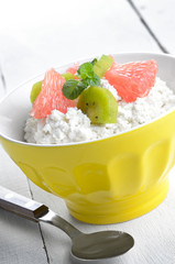 Cottage cheese with kiwi and grapefruit