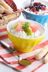 Yellow bowl with kiwi and grapefruit