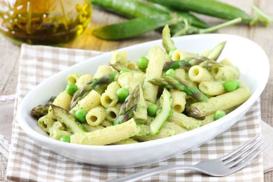 Italian pasta with asparagus and green peas sauce