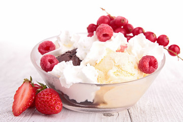 ice cream and berry