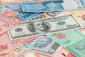 Obraz na płótnie Canvas US sto dolarów i walut azjatyckich tle