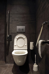 WC avec barres de soutien