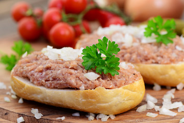 Brötchen mit Mettwurst