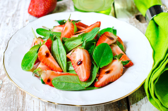 .Salad With Strawberries And Spinach With Balsamic