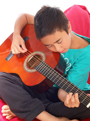 junge mit gitarre