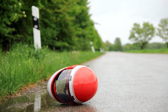 Motorradhelm auf Fahrbahn horizontal