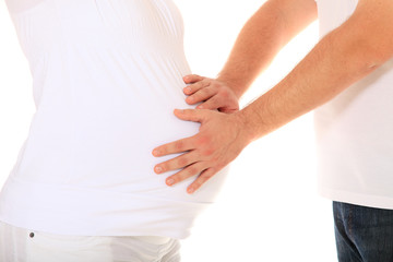 Mann fühlt Bauch seiner schwangeren Frau
