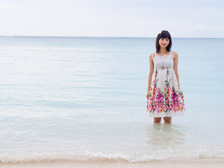Fototapeta na wymiar beautiful asian woman in the sea