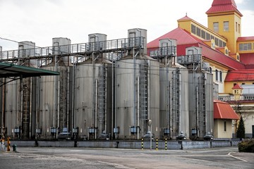 Obraz premium Large industrial silo outdoors
