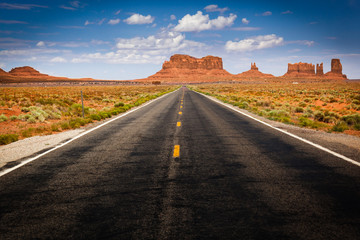 Fototapeta na wymiar Zbliżając Monument Valley na autostrady 163