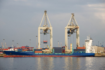 Schiff im Hafen