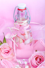 selbstgemachter Likör aus Rosenblüten