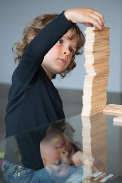 Enfant construisant un Kapla