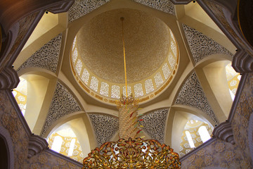 Fototapeta na wymiar Interior White mosque in Abu Dhabi, UAE.