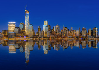 Fototapeta premium Lower Manhattan skyline at night reflected in water