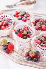 Sommerliche Beerencupcakes