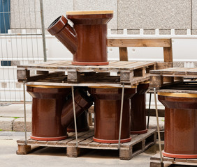 Rohre aus Ton mit Abzweigung auf Palette