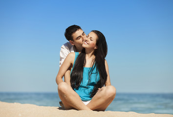 Fototapeta premium Beautiful couple kissing on the beach.