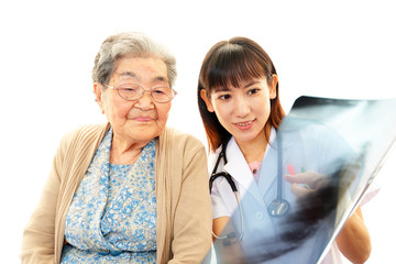 笑顔の高齢者と女医