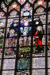 Christ sur la Croix, vitrail de l'église Notre Dame du Sablon à Bruxelles, Belgique
