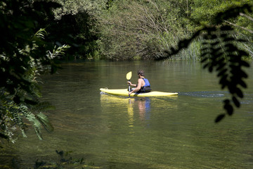 Fototapeta na wymiar Młody mężczyzna dorosłych kajakiem w dół rzeki Cetina w Chorwacji