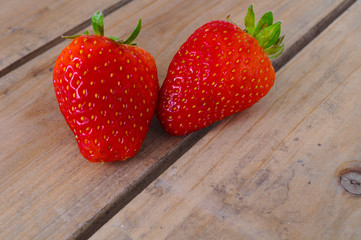 zwei Erdbeeren auf Holz