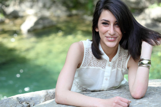 Ritratto di ragazza al fiume