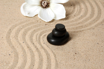 Fototapeta na wymiar Ogród zen z raked piasku i okrągłe kamienie zamknąć