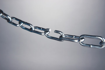 Obraz premium Broken chain on gray background