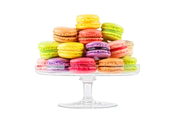 Zelfklevend behang Macarons Franse kleurrijke macarons in een glazen taartplateau