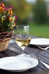 Tischgedeck für 2 Personen mit Weißwein