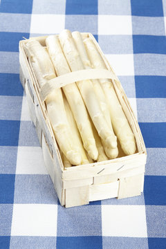 Korb mit Spargel