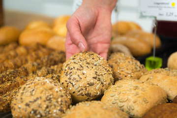 bäcker verkauft brötchen