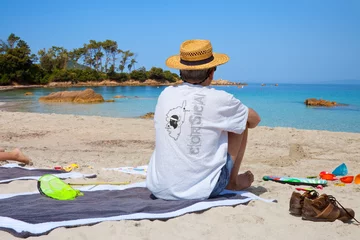 Tissu par mètre Plage de Palombaggia, Corse L'homme sur la plage en Corse