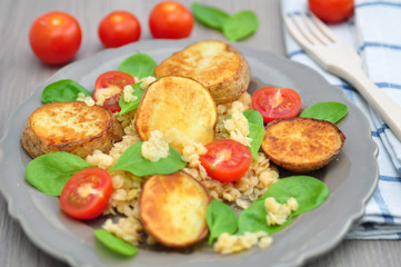 Bratkartoffeln mit Linsen, Spinat und Tomaten