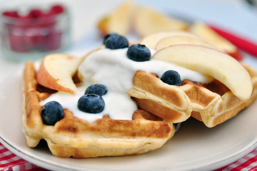 Vollkorn Waffeln mit Joghurt und Obst